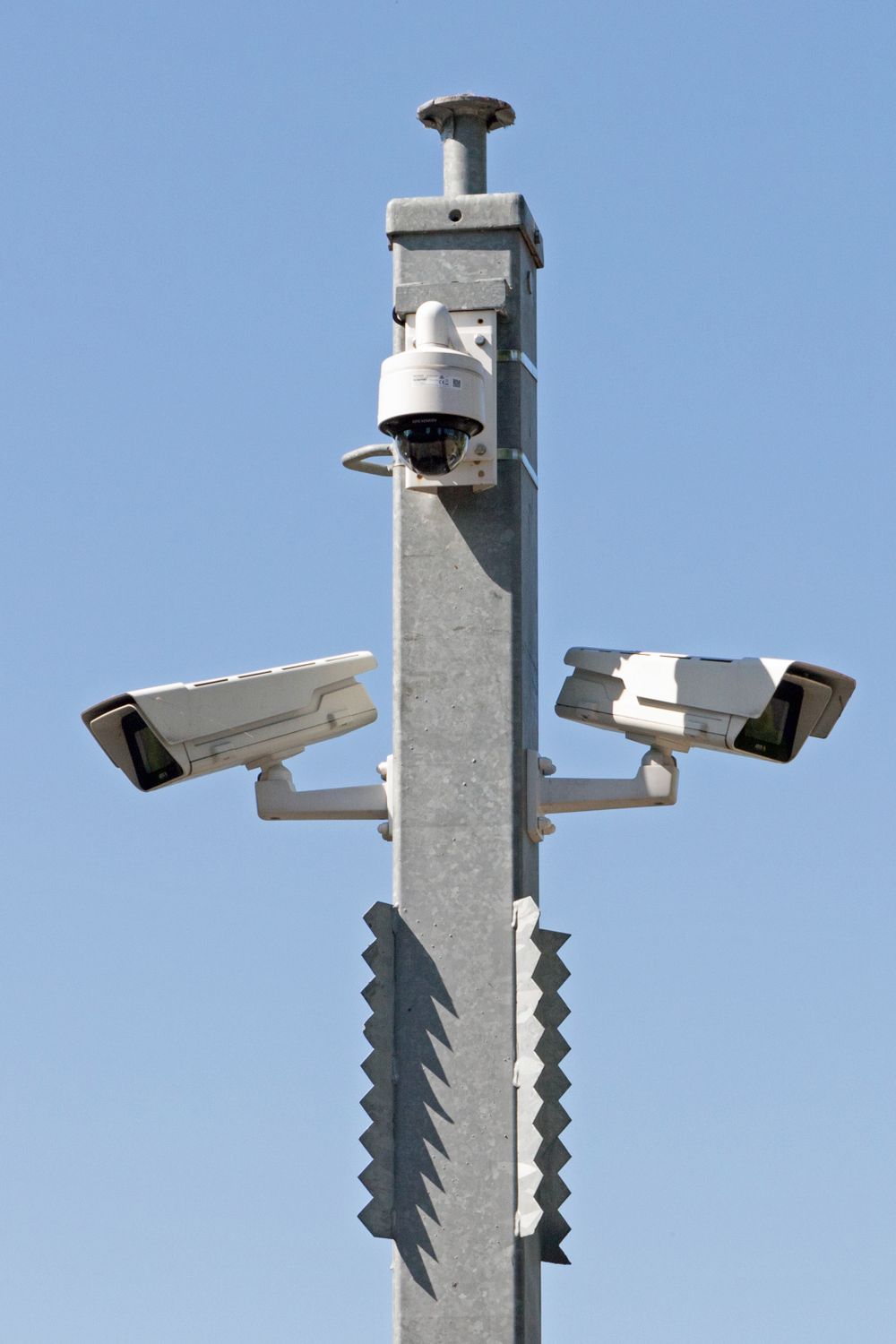 Cámaras de videovigilancia en un poste